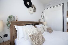 Modern Boho 1BR Sleeps4 Balcony Pool Gym Dxbhills