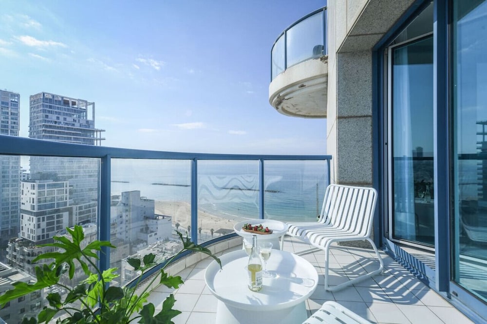 Awesome 2BR apt Balcony & pool access