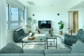 Awesome 2BR apt Balcony & pool access
