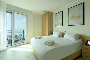 Awesome 2BR apt Balcony & pool access
