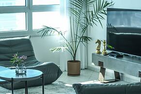 Awesome 2BR apt Balcony & pool access