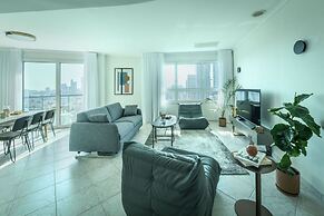 Awesome 2BR apt Balcony & pool access