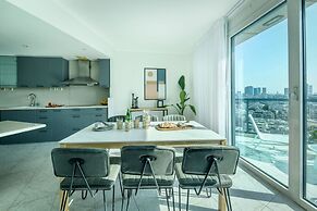 Awesome 2BR apt Balcony & pool access