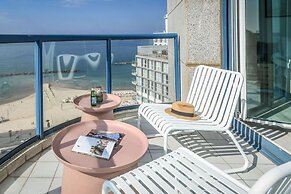 Awesome 2BR apt Balcony & pool access