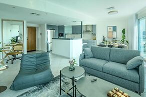 Awesome 2BR apt Balcony & pool access