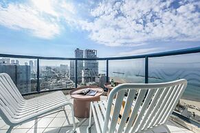 Awesome 2BR apt Balcony & pool access