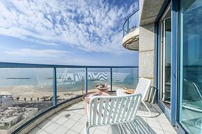 Awesome 2BR apt Balcony & pool access