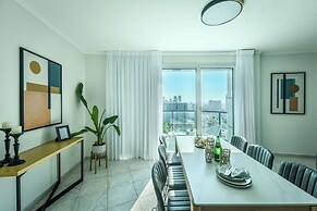 Awesome 2BR apt Balcony & pool access