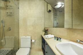 Awesome 2BR apt Balcony & pool access