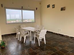 4 Bed Flat - Sleeps 8 - Pets - Pool - Parking