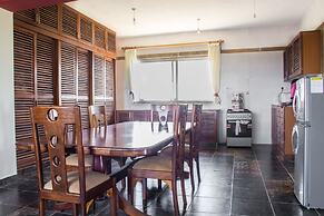 4 Bed Flat - Sleeps 8 - Pets - Pool - Parking