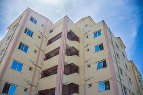 4 Bed Flat - Sleeps 8 - Pets - Pool - Parking