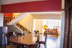4 Bed Flat - Sleeps 8 - Pets - Pool - Parking