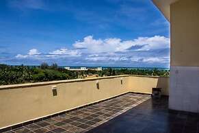 4 Bed Flat - Sleeps 8 - Pets - Pool - Parking