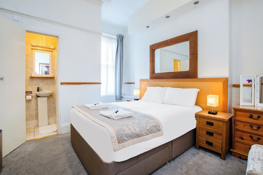 OYO The Lodge Bournemouth