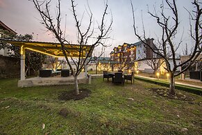 Apple Orchard Resort & Spa - Overlooking Zabarwan Mountain