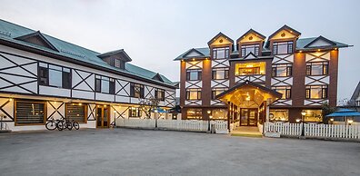 Apple Orchard Resort & Spa - Overlooking Zabarwan Mountain