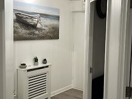 Impeccable 2-bed Apartment in Erith
