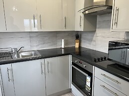 Impeccable 2-bed Apartment in Erith