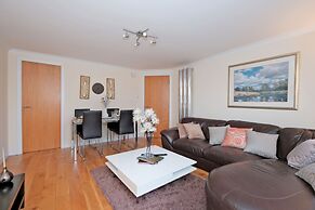 Riverview-2br-sleeps4-citycentre-parking-fastwifi
