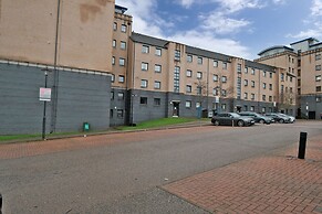 Riverview-2br-sleeps4-citycentre-parking-fastwifi