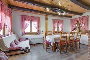 Rustic Cottage With Heated Pool