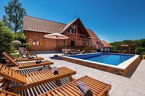 Rustic Cottage With Heated Pool