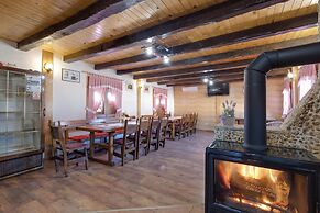 Rustic Cottage With Heated Pool