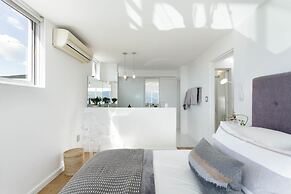 Modern, Chic Penthouse With Mountain, City Sea Views