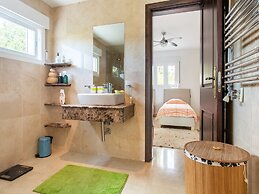 Villa in Granada With Sea Views & Pool