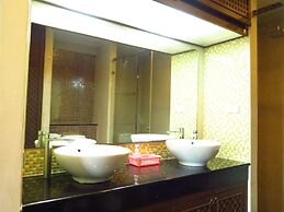 6-39 - 2 Bdr Condo With Balcony and Shared Pool
