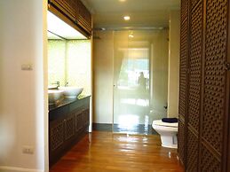 6-39 - 2 Bdr Condo With Balcony and Shared Pool