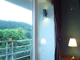 6-39 - 2 Bdr Condo With Balcony and Shared Pool