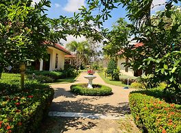 Beautiful Bungalow With Shared Outdoor Pool and 2 km From the Sandy Be