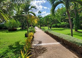 Beautiful Bungalow With Shared Outdoor Pool and 2 km From the Sandy Be