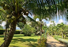 Beautiful Bungalow With Shared Outdoor Pool and 2 km From the Sandy Be