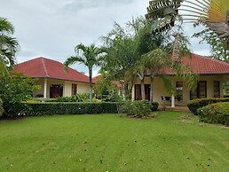 Beautiful Bungalow With Shared Outdoor Pool and 2 km From the Sandy Be