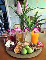 Beautiful Bungalow With Shared Outdoor Pool and 2 km From the Sandy Be