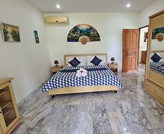 Beautiful Bungalow With Shared Outdoor Pool and 2 km From the Sandy Be
