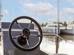 Houseboat in Volendam Marina