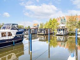 Houseboat in Volendam Marina