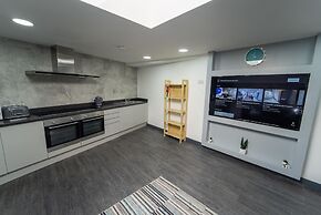 Fully Serviced Studio Available Close to the City