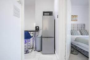 Stunning Top 2 Bed Flat Tilbury Central Location