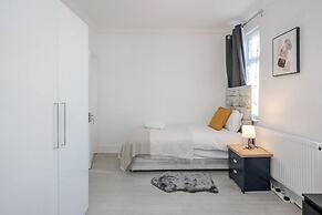 Stunning Top 2 Bed Flat Tilbury Central Location