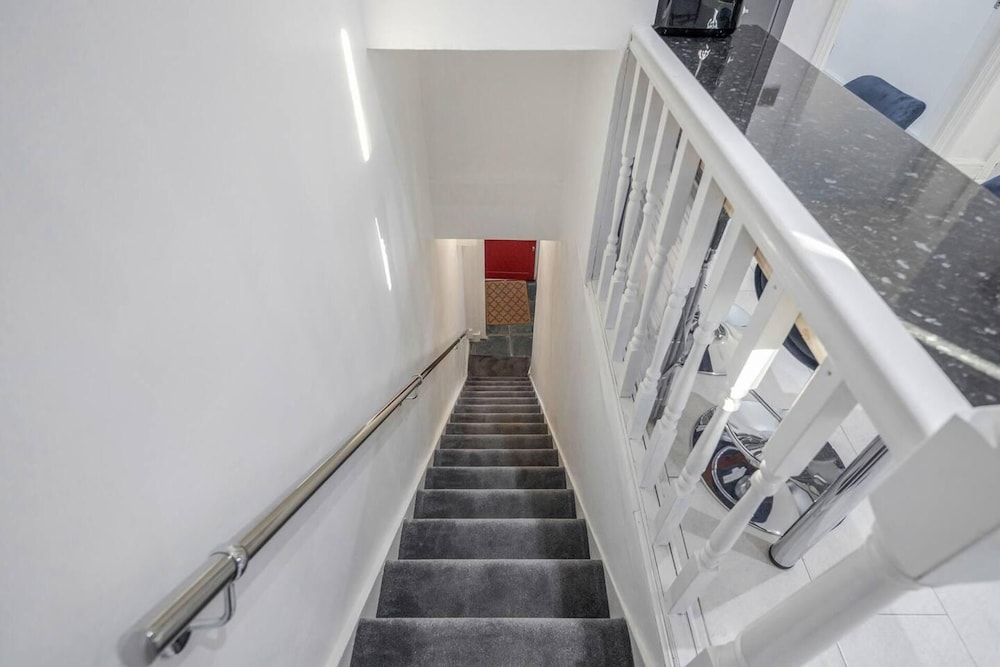 Stunning Top 2 Bed Flat Tilbury Central Location