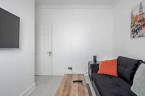 Stunning Top 2 Bed Flat Tilbury Central Location