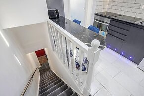 Stunning Top 2 Bed Flat Tilbury Central Location