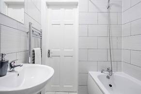 Stunning Top 2 Bed Flat Tilbury Central Location