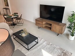 SuperHost - Stylish Apartment Facing Creek Harbour
