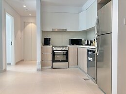 SuperHost - Stylish Apartment Facing Creek Harbour